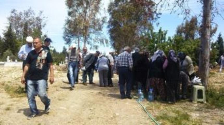 Yenik&ouml;y&rsquo;de İmece Usul&uuml; Mezarlık Temizliği