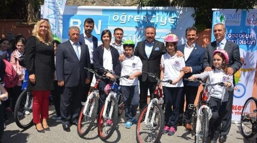 İzmit Belediyesi&rsquo;nden &Ouml;ğrencilere Bedava Bisiklet