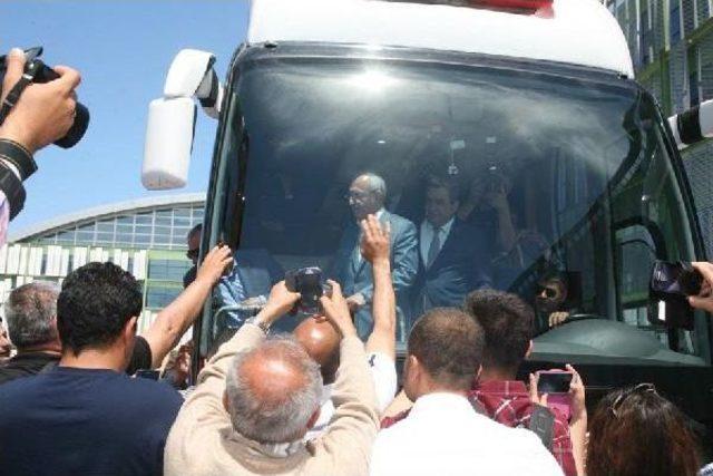 Kemal Kılıçdaroğlu'na, İzmir'de Coşkulu Karşılama