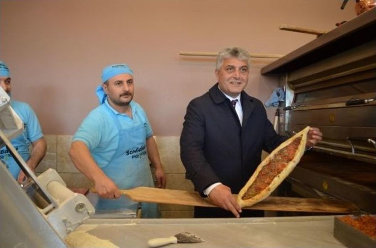 Ak Parti Trabzon Milletvekili Adayı G&uuml;nnar, Tezgaha Ge&ccedil;ti Pide Pişirdi