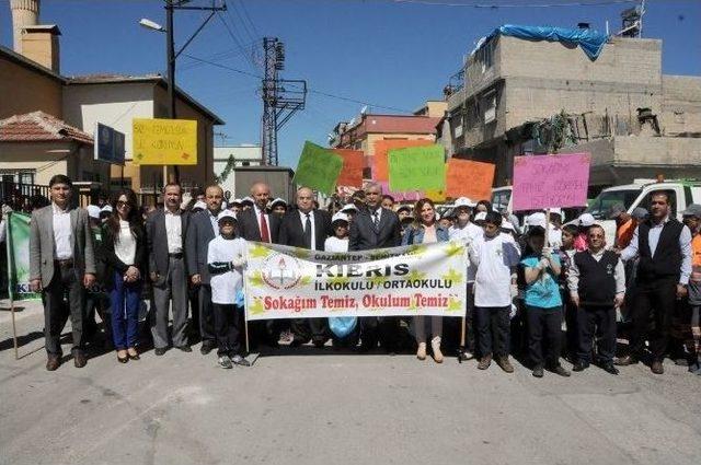 Şehitkamilli Öğrenciler Temiz Çevre İçin El Ele Yürüdü