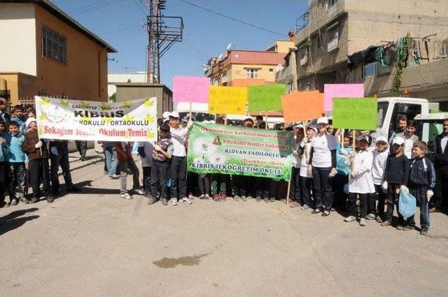 Şehitkamilli Öğrenciler Temiz Çevre İçin El Ele Yürüdü