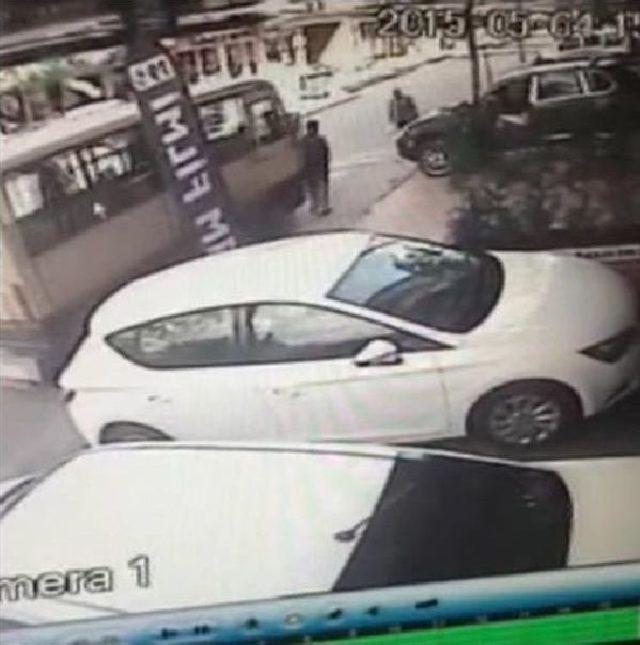 Araçlar Kaldırıma Parketti; Yolda Yürüyünce Canından Oldu