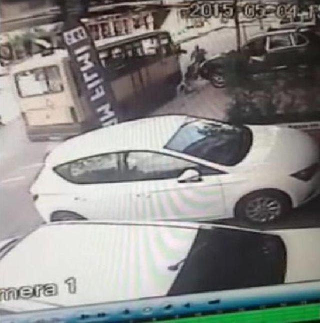 Araçlar Kaldırıma Parketti; Yolda Yürüyünce Canından Oldu