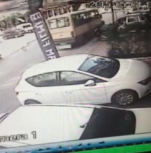 Araçlar Kaldırıma Parketti; Yolda Yürüyünce Canından Oldu