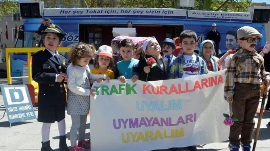 Trafik Haftası&rsquo;nda &Ouml;ğrencilerden B&uuml;y&uuml;klerine Mesaj