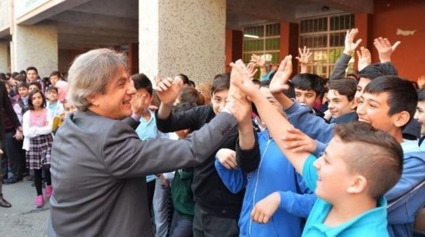 Başkan Demircan’dan Öğrencilere Karne Hediyesi