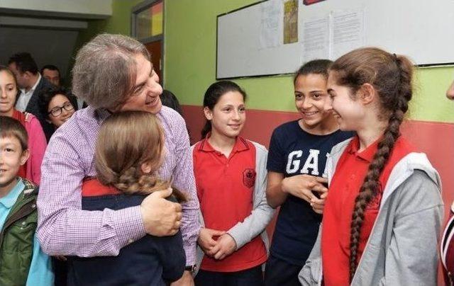 Başkan Demircan’dan Öğrencilere Karne Hediyesi