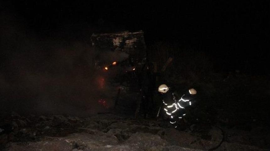 Balık&ccedil;ı Barakası Yanarak K&uuml;l Oldu