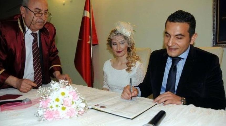 05.05.2015&rsquo;te Evlenmek İ&ccedil;in Evlendirme Dairesine Akın Ettiler