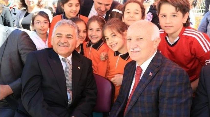 Başkan B&uuml;y&uuml;kkılı&ccedil; Ve Milletvekili Yaşar Karayel&rsquo;e Besime &Ouml;zderici İlkokulu &Ouml;ğrencilerinden Sevgi Seli