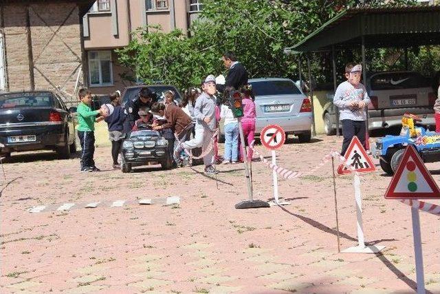 Miniklere Akülü Araçlarla Trafik Eğitimi