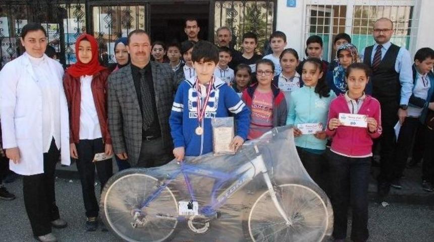 Başarılı &Ouml;ğrencilere &Ouml;d&uuml;lleri Verildi