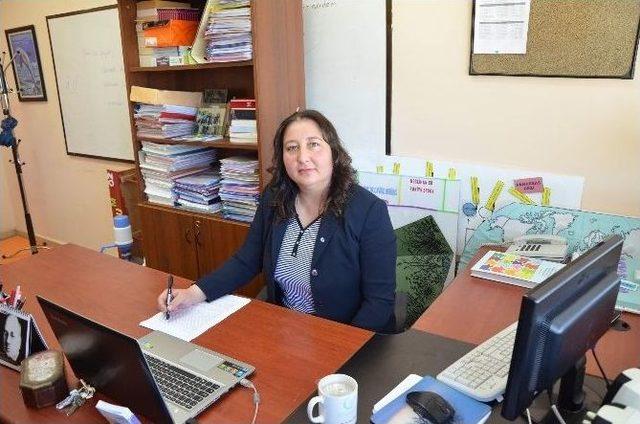 &Ouml;ğrenciler 100 G&ouml;rme Engelli Vatandaşa Beyaz Baston Aldı 1