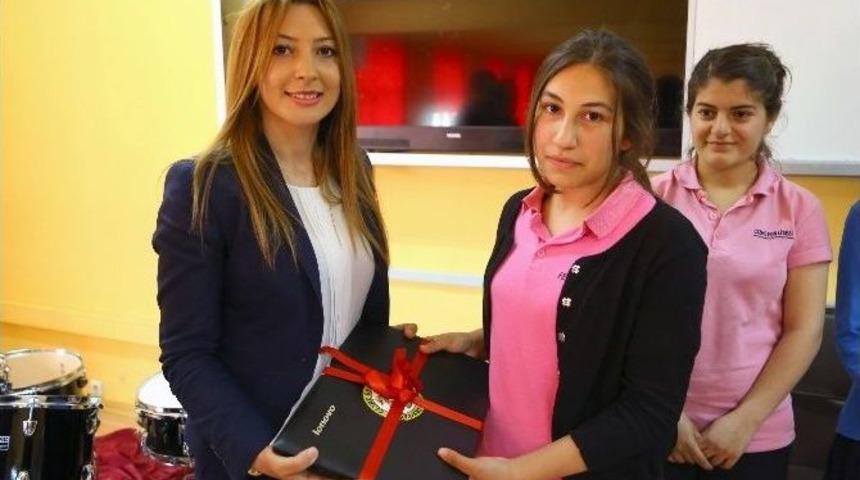 Başarılı &Ouml;ğrenciler Bilgisayarla &Ouml;d&uuml;llendirildi