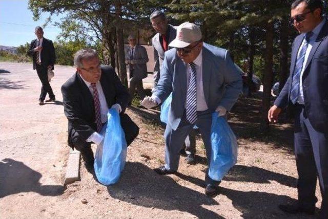 Vali Ve Belediye Başkanı Ormanda &Ccedil;&ouml;p Topladı 1