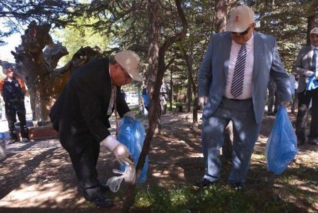 Vali Ve Belediye Başkanı Ormanda &Ccedil;&ouml;p Topladı 2