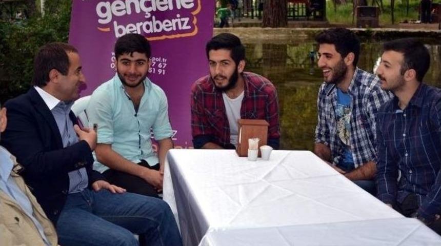 &Uuml;niversite &Ouml;ğrencileri Polisle Piknikte Buluştu