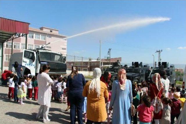 Silopi’De Bu Kez Minikler Toma'dan Su Sıktı