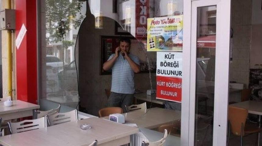 Bolu&rsquo;da Bir İş Yerinin Camları Gece Saatlerinde Kimliği Belirsiz Kişilerce Kırıldı