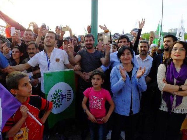 Selahattin Demirtaş: Başbakan'ın Meydanlarda Ne Işi Var ?