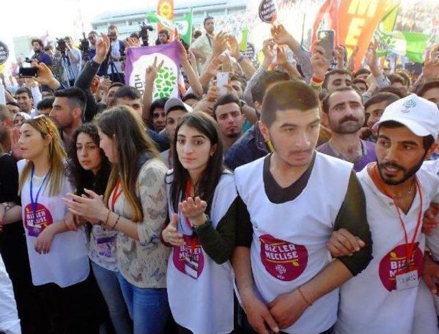 Selahattin Demirtaş: Başbakan'ın Meydanlarda Ne Işi Var ?