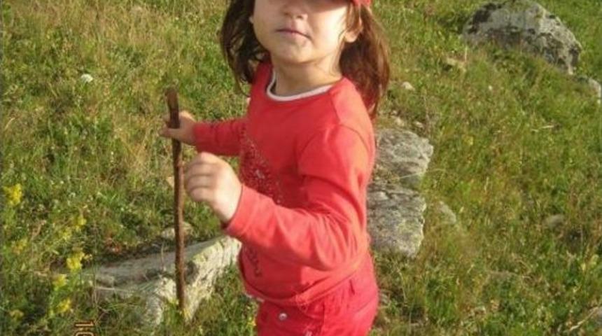 7 Yaşındaki Melisa Indiği Servis Aracının Altında Kaldı