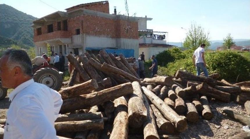 Osmaneli&rsquo;de İş Yerinin Deposuna Tomruk İndirmeye &Ccedil;alışan İş&ccedil;ilerden 1 Kişi Tomrukların Altında Kaldı
