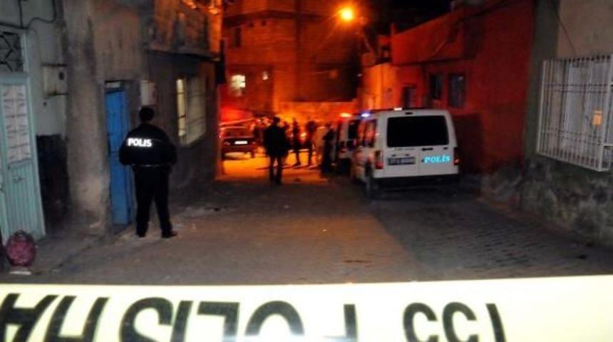 Işid'e Katıldıkları Iddia Edilen &Ccedil;iftin Aileleri Kavga Etti: 1 Polis Yaralı