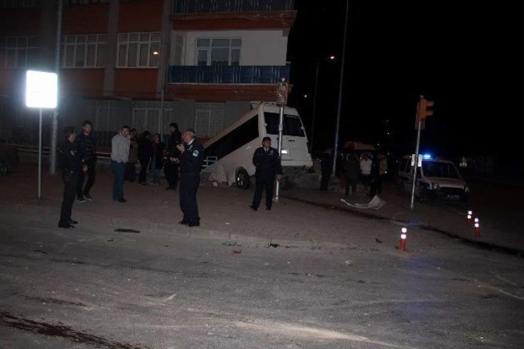 Minib&uuml;s Bah&ccedil;e İle Duvar Arasında Asılı Kaldı: 2 Yaralı