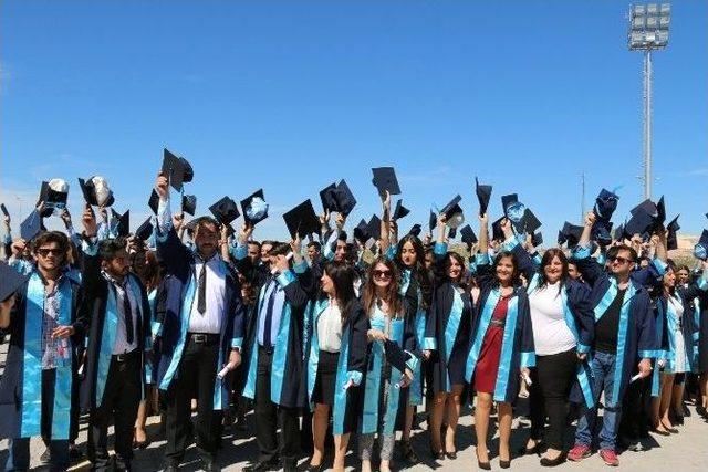 Turizm Fak&uuml;ltesi Ve &Uuml;set Myo&rsquo;da Mezuniyet Sevinci 1