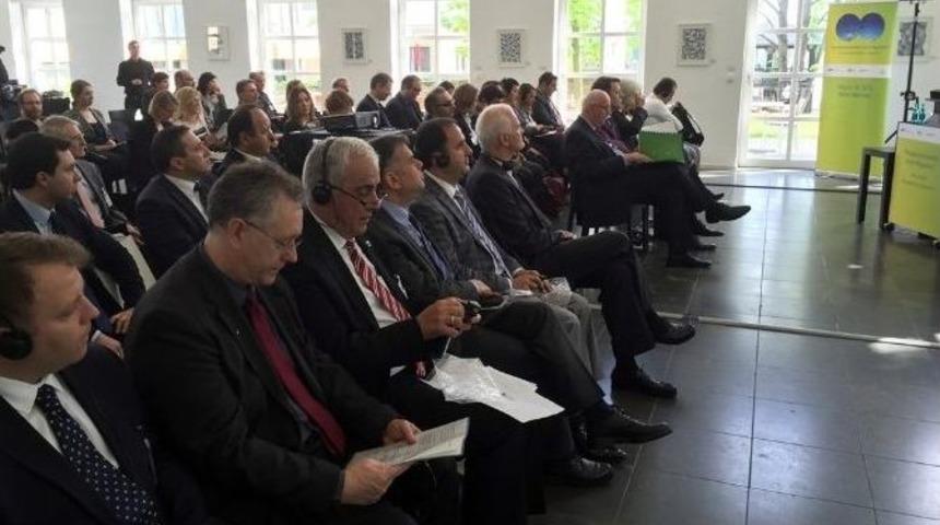 "g&ouml;&ccedil; Yoluyla Perspektiflerin D&ouml;n&uuml;ş&uuml;m&uuml;" Başlıklı Sempozyum D&uuml;zenledi