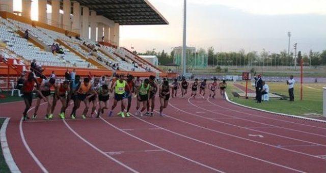 Vanlı Atletizmciler Göğüs Kabartıyorlar