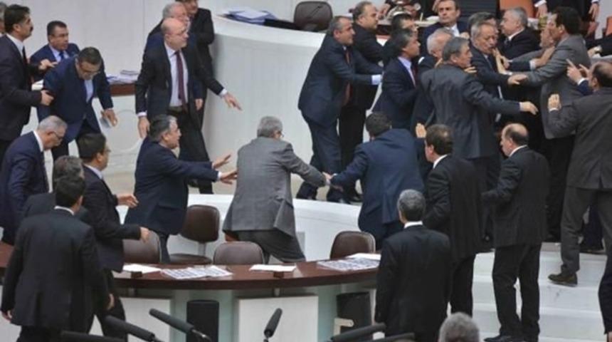 Yumruklar konuştu, CHP'li vekil merdivenden d&uuml;şt&uuml;