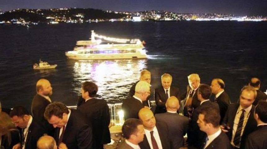 Bakan Yılmaz'dan 2 Bin Konuğa Boğaz'da Akşam Yemeği