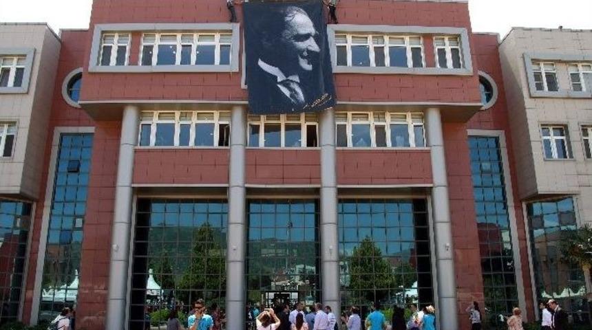 Dağ Yerine Rekt&ouml;rl&uuml;k Binasına Tırmandılar