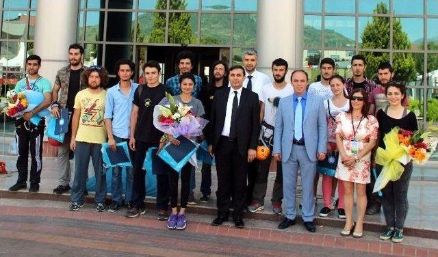 Dağ Yerine Rekt&ouml;rl&uuml;k Binasına Tırmandılar 1