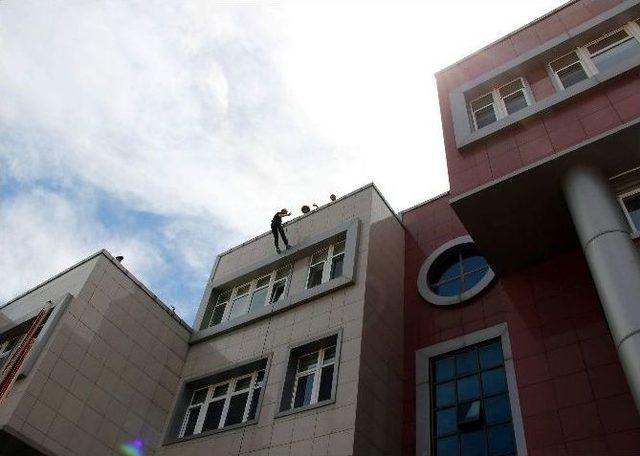 Dağ Yerine Rekt&ouml;rl&uuml;k Binasına Tırmandılar 2