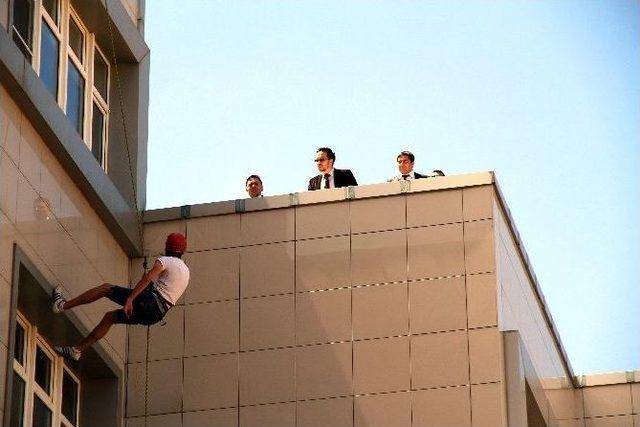 Dağ Yerine Rekt&ouml;rl&uuml;k Binasına Tırmandılar 3