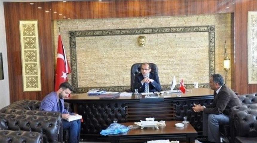 Hasankeyf Kaymakamına İmzalı Kitap Hediye Etti