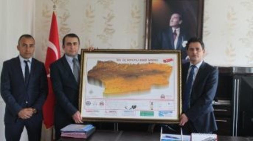 İdil Kaymakamı Başarılı &Ouml;ğretmeni Tebrik Etti