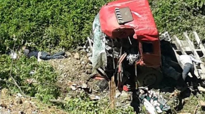 Susurluk'ta, Taş Y&uuml;kl&uuml; Kamyon U&ccedil;uruma Yuvarlandı: 2 &Ouml;l&uuml;