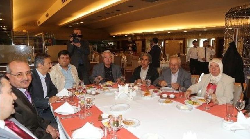 Vali D&uuml;zg&uuml;n, Şair Ve Yazarlar İle Bir Araya Geldi