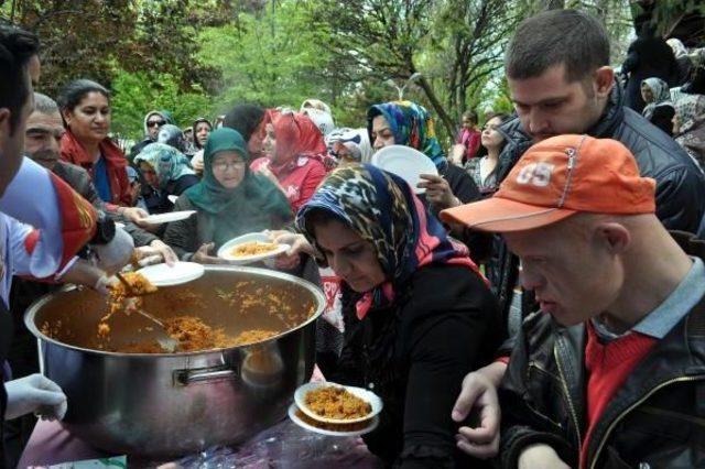 Kadınlar, Hıdırellez Pilavına H&uuml;cum Etti 1