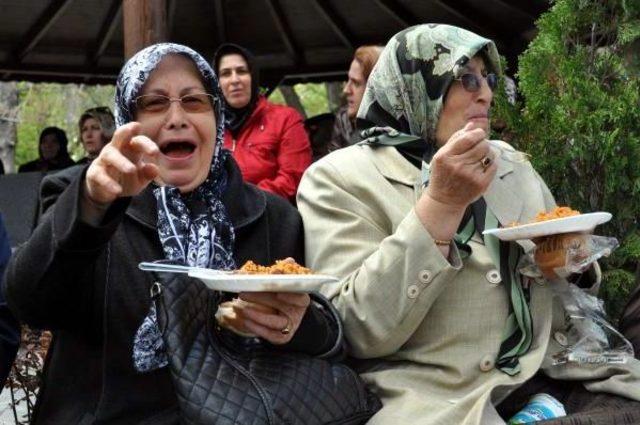 Kadınlar, Hıdırellez Pilavına H&uuml;cum Etti 3