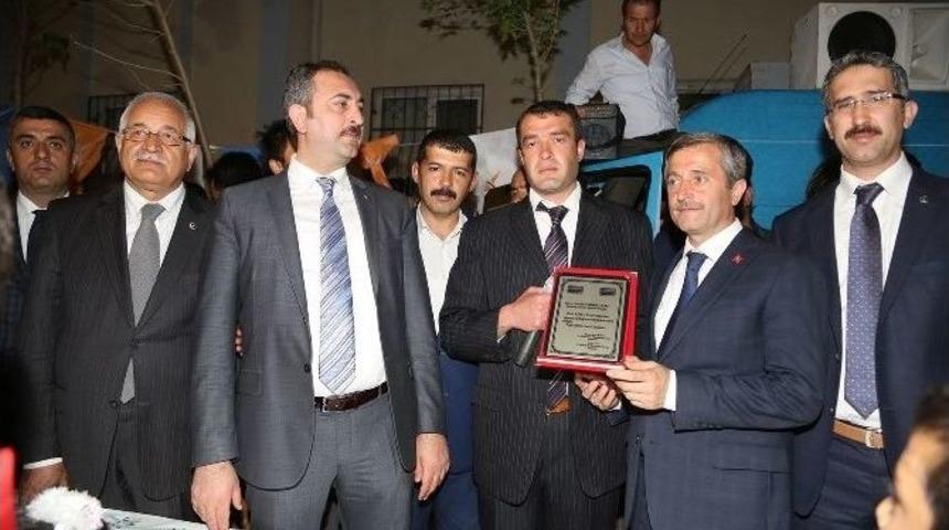 Vatandaştan Başkan Tahmazoğlu&rsquo;na Teşekk&uuml;r Plaketi