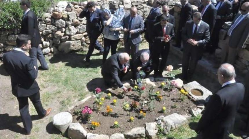 Bakan Avcı, Yunus Emre'nin Kabrine G&uuml;l Suyu D&ouml;kt&uuml;