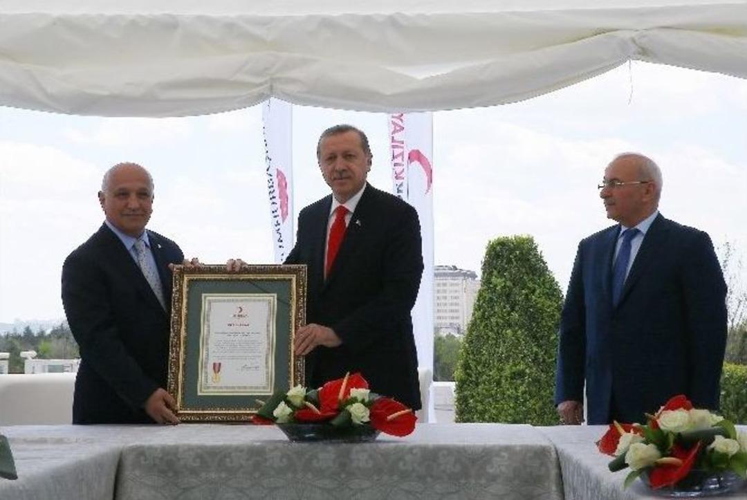 Cumhurbaşkanı Erdoğan, Kan Bağışı &Ccedil;adırı Ve Otob&uuml;s&uuml;n&uuml; Ziyaret Etti