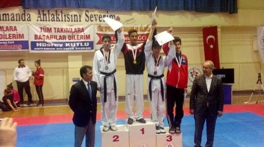 Yozgatlı Tekvandocu &Ouml;mer Faruk Akg&uuml;l Bronz Madalya Kazandı