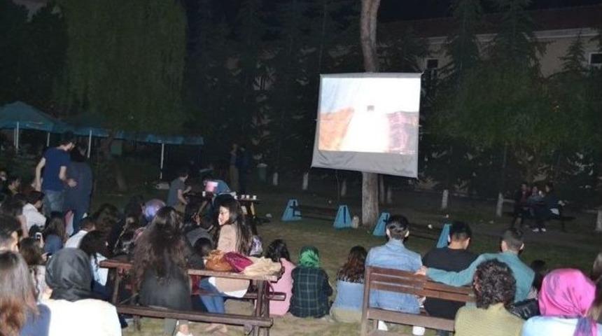 Sa&uuml; Eğitim Fak&uuml;ltesi&rsquo;nde A&ccedil;ık Havada Sinema Keyfi